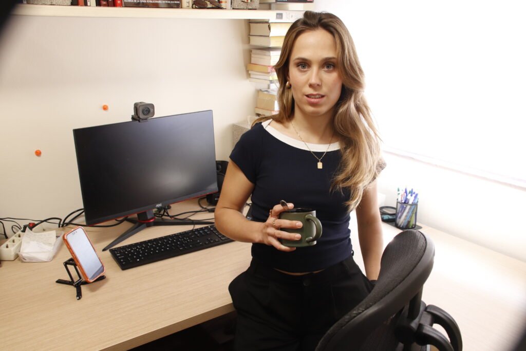 Alicia Sanz en su escritorio